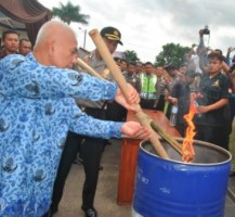 Kapolresta Banjar, AKBP. Asep Saepudin, SIK., dan Walikota DR. dr. H. Herman Sutrisno, MM., tengah memusnahkan barang bukti narkoba golongan satu jenis ganja. 