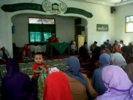 Calon Bupati Ciamis, Budi Kurnia, saat menghadiri acara pengajian di Mesjid Genep Dusun Kebontengah, Desa Pamarican, Kecamatan Pamarican, Kabupaten Ciamis, Minggu (29/7). Foto: Eli Suherli/HR