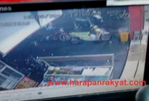 Dalam tayangan video CCTV, tampak dua orang pelaku tengah membobol sebuah sepeda motor varia, di halaman mini market di jalan Husen Kartasasmita, tepatnya di perempatan Djarum Kota Banjar, pukul 18.00 WIB, Kamis (15/8). Foto: Pepep Riswanto Akbar/HR