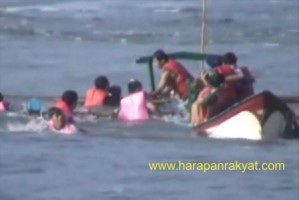 (Foto Dekat) Tim SAR Pol Air Pangandaran dan Balawista saat menyelamatkan korban perahu terbalik di laut Pangandaran, tepatnya 500 meter dari bibir pantai, Sabtu (10/8). Foto: Entang Saeful Rachman/HR