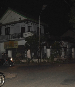 Fasilitas lampu penerang jalan umum (PJU) di jalan pertigaan antara Jl. Dewi Sartika dan Jl. Mesjid Agung, sudah dua bulan dibiarkan padam. Foto: Eva Lativah/HR