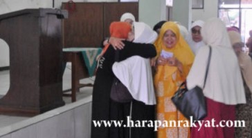 1.Usai kegiatan pengajian, para jemaah tempak antri untuk bersalaman dengan Hj. Ade Uu Sukaesih, sebagai Walikota Banjar terpilih.