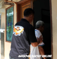 Uat (55) warga Dusun Sirnamulya RT 7/RW3, Desa Sirnajaya, Kecamatan Rajadesa, Kabupaten Ciamis, pelaku pencabulan saat digiring ke Mapolres Ciamis, Jum’at (1/11). Foto: Heri Herdianto/HR