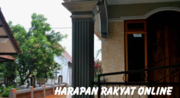 Gereja tampak berada diseberang jalan (poto diambil dari sisi depan masjid). Foto: Deni Supendi/HR
