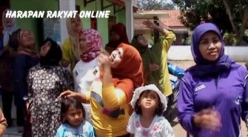 Warga Cikembulan, Kecamatan Sidamulih, Kabupaten Pangandaran, saat melihat fenomena alam cincin matahari, Sabtu (08/03/2014), sekitar pukul 12.00 WIB. Foto: Entang Saeful Rachman/HR