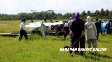 Petugas dan kru Bandung Academy Pilot (BPA) saat melakukan evakuasi terhadap pilot pesawat yang mengalami kecelakaan, di Bandara Nusawiru, Kecamatan Cijulang, Kabupaten Pangandaran, Rabu (12/03/2014). Foto: Asep Kartiwa/HR