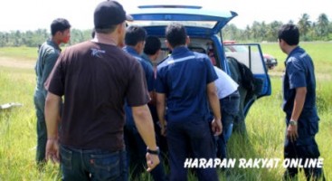 Pilot yang mengalami kecelakaan saat dievakuasi ke sebuah mobil ambulan untuk mendapat perawatan medis di Puskesmas Cijulang, Rabu (12/03/2014). Foto: Asep Kartiwa/HR