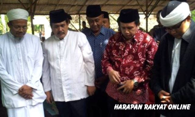 Wakil Bupati Ciamis, Jeje Wiradinata, saat melakukan peletakan bata pertama tanda dimulainya pembangunan mesjid, di komplek Pesantren Daarul Hikam, di Kampung Legok, Dusun Gunungsari, Desa Panyingkiran, Kecamatan Ciamis, Sabtu (24/05/2014). Foto: Subagja Hamara/HR