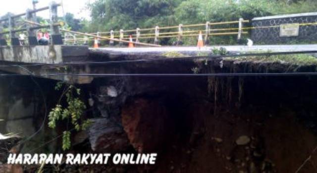 Jembatan Cibaruyan di Desa Sukahaji, Kecamatan Cihaurbeuti,Kabupaten Ciamis, proteksi dan abudmen penahan gelagar jembatan ambrol tergerus aliran Sungai Cibaruyan, Rabu (24/07/2014). Foto: Subagja Hamara/HR