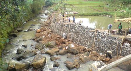 Upah Tak Dibayar, Buruh Proyek Tebing Sungai di Ciamis Tinggalkan