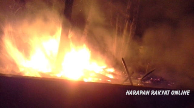 Kondisi Rumah Karti, warga Dusun Cihideng RT 01/RW 07, Desa Ciganjeng, Kecamatan Padaherang, Kabupaten Pangandaran, usai terjadi kebakaran yang melalap habis rumahnya. Foto: Madlani