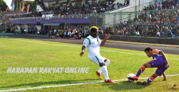 PSGC Ciamis saat melawan Persiwa Wamena, pada lanjutan babak 8 besar Divisi Utama Liga Indonesia Grup N, di Stadion Galuh Ciamis, Sabtu (04/10/2014) sore. Foto: Eli Suherli/HR