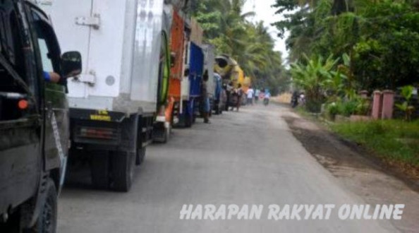 Antrian kendaraan di sepanjang jalan Ciliang Parigi mengular akibat belum beresnya proyek betonisasi jalan. Foto: Madlani/HR