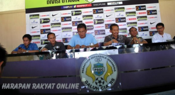 Manejemen dan Panpel PSGC Ciamis, saat menggelar konferensi pers menanggapi sanksi yang dijatuhkan Komdis PSSI terkait insiden rusuh saat laga PSGC Ciamis melawan Persis Solo tanggal 16 September 2014. Foto: Eli Suherli/HR