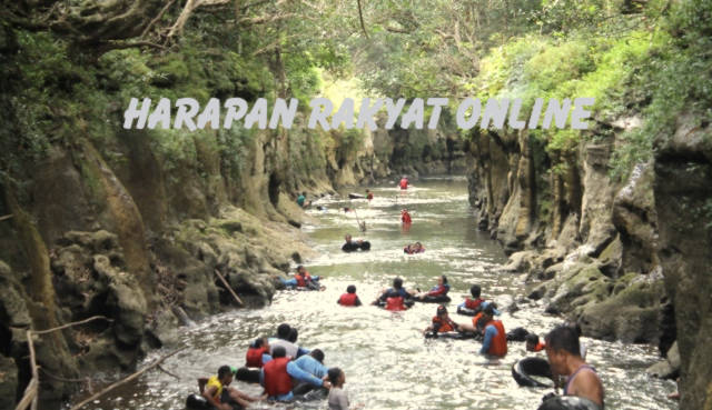 Puluhan warga Desa Margacinta menelusuri Sungai Cijulang, untuk menelusuri rute body rafting. Photo : Asep Kartiwa/ HR