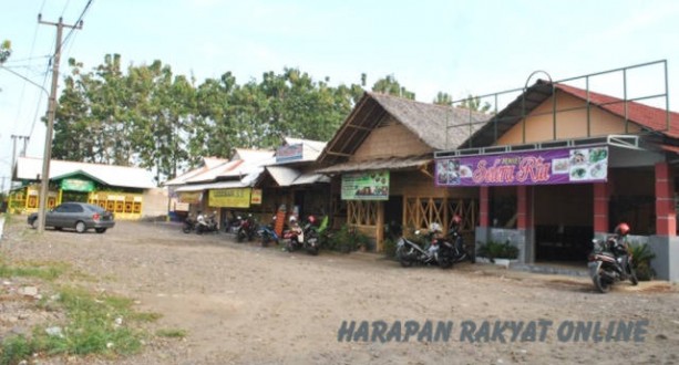 Warung kuliner atau rumah makan yang berada di kawasan eks pabrik ‘rukun batik’, di Kelurahan Sindangrasa, Kecamatan Ciamis, Jawa Barat. Foto: Eli Suherli/HR