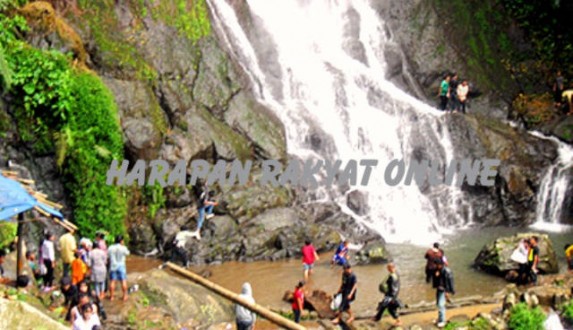 Sejumlah wisatawan tampak memenuhi areal objek wisata Curug Tujuh, di Desa Sandingtaman, Kecamatan Panjalu, Kabupaten Ciamis. Photo : Eli Suherli/ HR