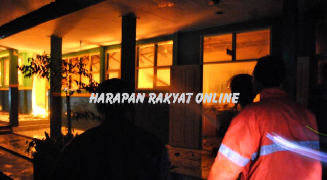 Petugas pemadam kebakaran dari BPBD Kota Banjar, saat berjibaku memadamkan api, Selasa (04/11/2014) malam. Foto: Hermanto/HR