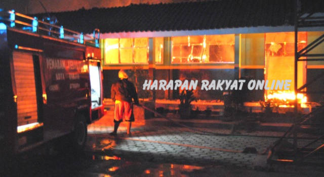 Petugas pemadam kebakaran dari BPBD Kota Banjar, saat berjibaku memadamkan api, Selasa (04/11/2014) malam. Foto: Hermanto/HR
