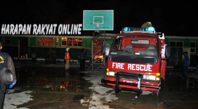 Petugas pemadam kebakaran dari BPBD Kota Banjar, saat berjibaku memadamkan api, Selasa (04/11/2014) malam. Foto: Hermanto/HR