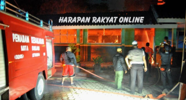 Petugas pemadam kebakaran dari BPBD Kota Banjar, saat berjibaku memadamkan api, Selasa (04/11/2014) malam. Foto: Hermanto/HR