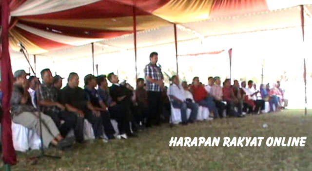 Menteri Perikanan dan Keluatan, Susi Pudjiastuti, saat menggelar silaturahmi dengan perwakilan Nelayan Jawa Barat, di Landasan Pacu Lapangan Udara Blok Pamugaran, Kabupaten Pangandaran, Sabtu (01/11/2014). Foto: Entang Saeful Rachman/HR
