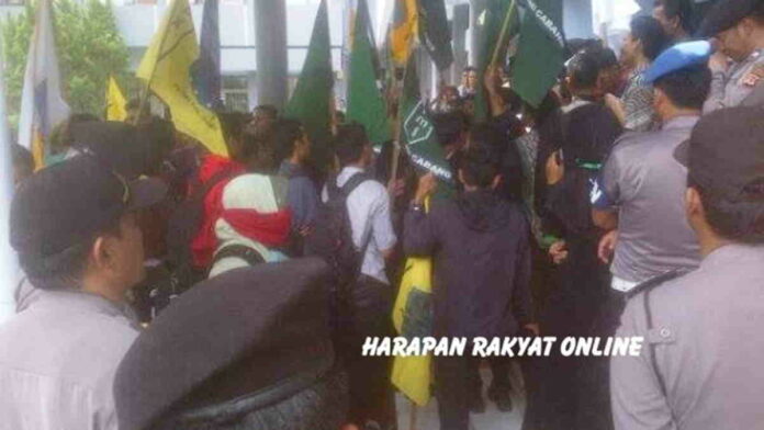 Demo Kenaikan BBM di Ciamis, Mahasiswa Nyaris Bentrok dengan Polisi