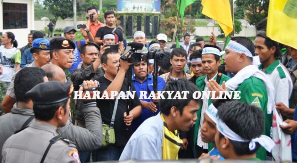 Demo pendopo dan polres