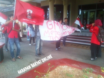 Puluhan Anggota GMNI Kabupaten Ciamis, saat menggelar aksi demonstrasi di halaman Kantor DPRD Ciamis. Photo Deni Supendi/ HR