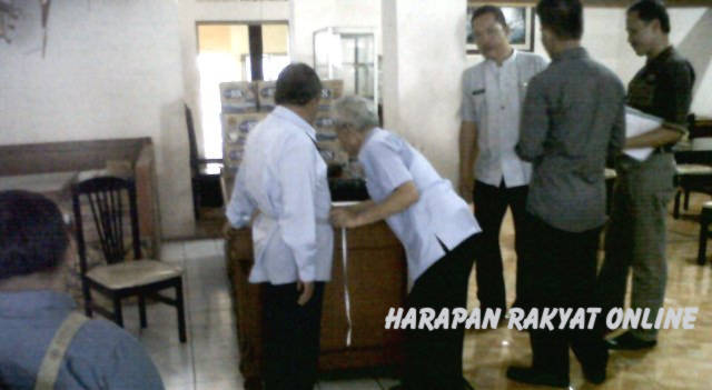 Sejumlah Anggota DPRD Ciamis dan Pangandaran baru tengah melakukan pengukuran jas dan pakaian guna persiapan pelantikan yang sedianya akan digelar awal Desember mendatang. Foto: Deni Supendi/HR