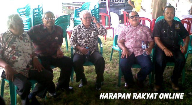 Sejumlah tokoh Pangandaran tampak tengah berbincang akrab, di acara penyambutan kedatangan Menteri Keluatan dan Perikanan Susi Pudjiastuti, di Pangandaran, Jum’at (31/10/2014). Foto: Madlani/HR