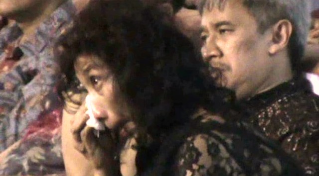 Menteri Perikanan dan Kelautan, Susi Pudjiastuti, saat menggelar silaturahmi dan reunian bersama sanak saudara, teman semasa duduk di bangku sekolah, guru dan teman samasa kecilnya, di lapangan pamugaran, Kabupaten Pangandaran, Sabtu (01/11/2014) malam. Foto: Entang Saeful Rachman/HR