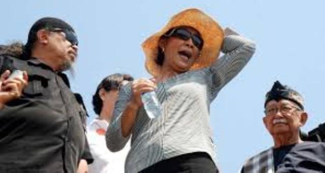 Menteri Kelautan dan Perikanan Susi Pudjiastuti, saat melakukan kunjungan ke pelabuan Cikidang, di Desa Babakan, Kecamatan Pangandaran, Kabupaten Pangandaran, Sabtu (01/11/2014). Foto: Ist/Net