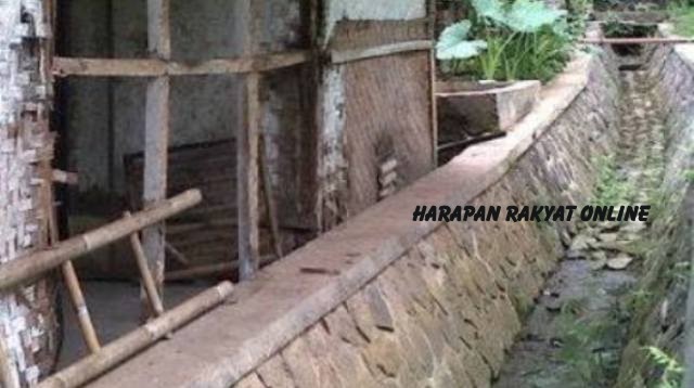 Inilah saluran air di Desa Jajawar, Kec. Banjar, yang pembangunannya tidak meminta izin kepada sejumlah pemilik tanah, dimana saluran tersebut dibangun. Foto: Eva L/HR.