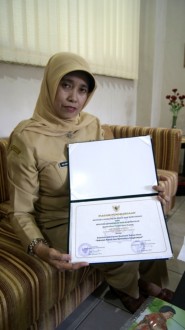 Kepala SMKN 1 Ciamis, Dra. Ika Karniati Sardi, M.M.Pd, menunjukkan piagam penghargaan yang diperolehnya dari Menteri Pendidikan dan Lingkungan Hidup. Photo : Deni Supendi/ HR