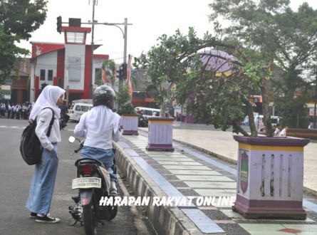 Trotoar Alun-Alun Ciamis Ditanami Pohon, PKL Meradang