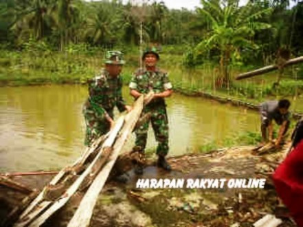 Dua Pleton TNI Evakuasi Reruntuhan Rumah Warga Banjarsari Ciamis