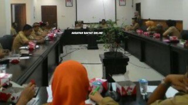 Rapat koordinasi Kepala Desa/Lurah dan Camat se-Kota Banjar membahas tahap akhir penyusunan Peraturan Wali (Perwal) Pengelolaan Keuangan Desa, di Aula Setda Kota Banjar. Foto: Nanang S/HR.