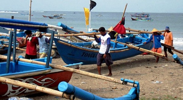 Memarkirkan perahu. Akibat Cuaca yang tidak bersahabat para nelayan di pangandaran lebih memilih memarkirkan perahunya di tepi pantai dari pada pergi melaut tanpa menghasilkan ikan tangkapannya,hasil tangkapan ini meresot sudah dua minggu berjalan.(Anjar Asmara/KP)