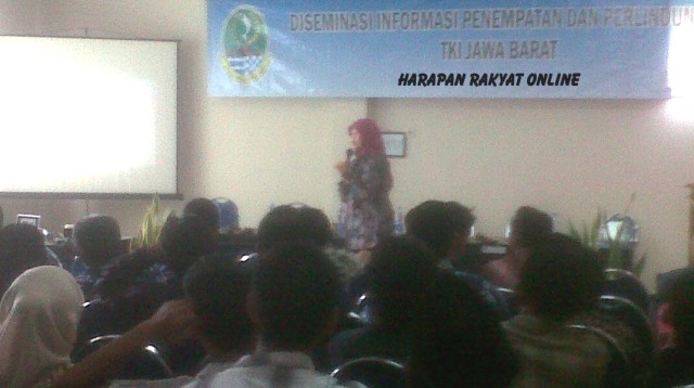 Kepala BPTKIT Jabar, Ir. Diana, saat memberikan sosialisasi desiminasi informasi penempatan dan perlindungan TKI, di aula Kantor Kecamatan Pataruman, Kamis, (05/03/2015). Foto: Hermanto/HR.