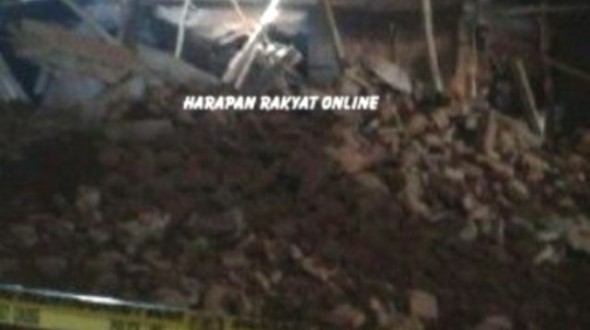 Puing-puing reruntuhan lantai II Banjar Inda Plaza yang roboh, terjadi beberapa waktu lalu. Foto: Dok harapanrakyat.com.