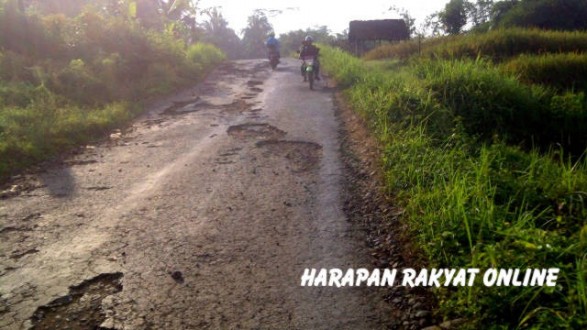 Hati-hati! Ada ‘Ranjau’ di Tanjakan Jalan Cimaragas- Cijeungjing Ciamis Ini