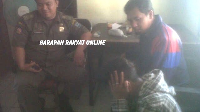 YN (17) remaja (Berbaju kotak-kotak) yang diduga akan mencuri kotal amal mesjid Baetulsyukur, setelah dihajar massa diamankan anggota Satpol PP Kec. Pataruman untuk diserahkan Mapolsek Pataruman, Jum’at (29/05/2015). Foto: Hermanto/HR.