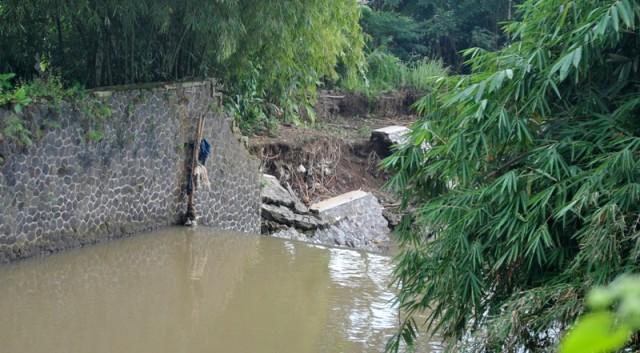 Tebing Sungai Cileueur Ciamis Dua Tahun Dibiarkan Ambrol