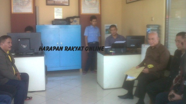 Mantan Walikota Banjar dua periode, DR. dr. H. Herman Sutrisno MM., beserta jajaran pengurus Partai Golkar kota Banjar, melaporkan sebuah media cetak ke Polres Banjar, karena dianggap telah mencemarkan nama baiknya, Senin (22/06/2015). Foto: Hermanto/HR.