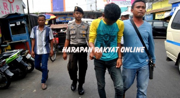 Petugas polisi tengah mengamankan seorang juru parkir liar di kawasan Pasar Banjar, yang terjaring razia dalam Operasi Cipta Kondisi. Photo: Hermanto/HR.