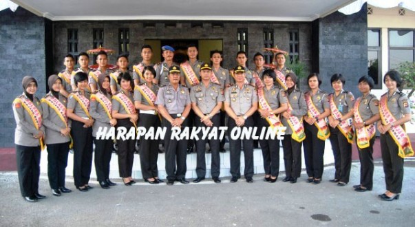 Sebanyak 15 pasang peserta Mojang Jajaka Kamtibas Polresta Banjar, berphoto bersama Kapolresta Banjar, AKBP. Novri Turangga. Photo: Hermanto/HR.