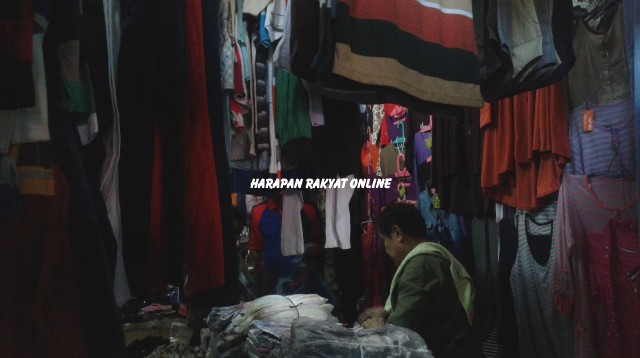 Kios pedagang pakaian di pasar Langkaplancar, Kelurahan Bojongkantong, Kec. Langensari, diawal bulan Ramadhan tahun ini masih terlihat sepi pembeli. Foto: Nanang S/HR.