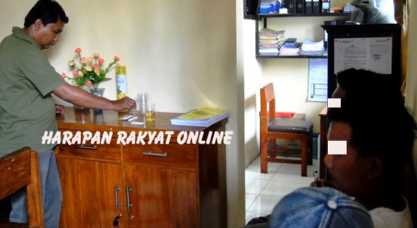 Petugas Satnakoba Polresta Banjar, saat mengecek hasil test urine yang dilakukan pihaknya terhadap sembilan juru parkir liar. Photo: Hermanto/HR.