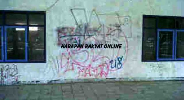 Dinding tembok yang berada di sekitar Pelabuhan Pendaratan Ikan (PPI), Cikidang, Pangandaran, tampak dikotori oleh aksi vandalisme. Photo: Entang Saeful R/HR.